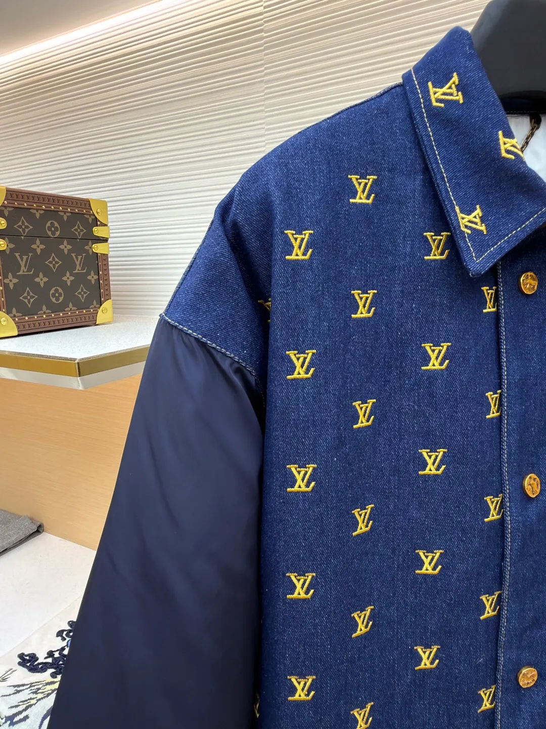LOUIS VUITTON Full-frame embroidered denim splicing cotton jacket ●Original version: Purchased and developed for 29300 ●Item number: 1681690-B50 ●Material: twill denim cotton fabric ●Technology: embroidery production ●Color: royal blue ●Version: fitted version ●Weight: about 940 grams ●Size: 46-48-50-52 ●Description: Made of 10*10 count twill denim cotton, 11 ounces, 360 grams. Sleeves are woven, 50% cotton, 50% polyester. The lining is made of high-density rayon lining with 1400-wash cotton. The thread adopts 1*1 pure cotton 16 count double yarn thread. The access control button is made of electroplated brass four-button buckle, and the surface is electroplated with black oil and treated with black characters. The collar bar is electroplated brass and aged. The embroidery uses computer positioning embroidery technology. There are hundreds of embroidery logos on the front of the whole piece. The plate is adjusted 6 times. The printing fee is more expensive than clothes. The entire piece of clothing is aligned on the front, left, and back. The denim fabric is cut and washed from cloth, so that each cut piece is evenly colored. 1:1 high restoration. This baseball jacket is a clever update on a classic men's silhouette. The denim body is fully embroidered with the LV Blason pattern, and the handwritten Louis Vuitton logo is placed on the chest pocket to highlight the brand's identity. Nylon sleeves and rib elements collide with dynamic vitality, and the quilted lining has hidden functions that can easily transcend seasonal changes. The overall wiring is straight and delicate, the fabric is comfortable and soft, and the color is consistent without color difference. It can be matched with the same style to create a fashionable look and control various occasions. Customized accessories, complete with three standards, same style for men and women!
